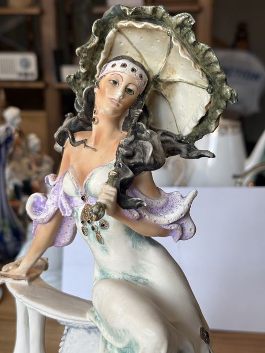 Porcelanowa figurka letni spacer Giuseppe Armaniego