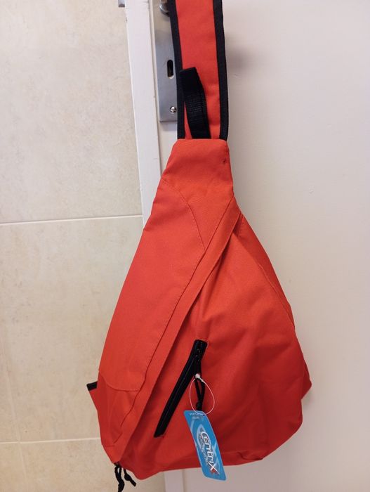 Mochila vermelha nova com etiqueta