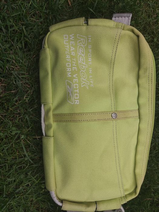 Neonowa groszkowa torebka Reebok