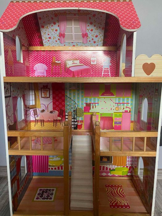 śliczny drewniany domek dla lalek