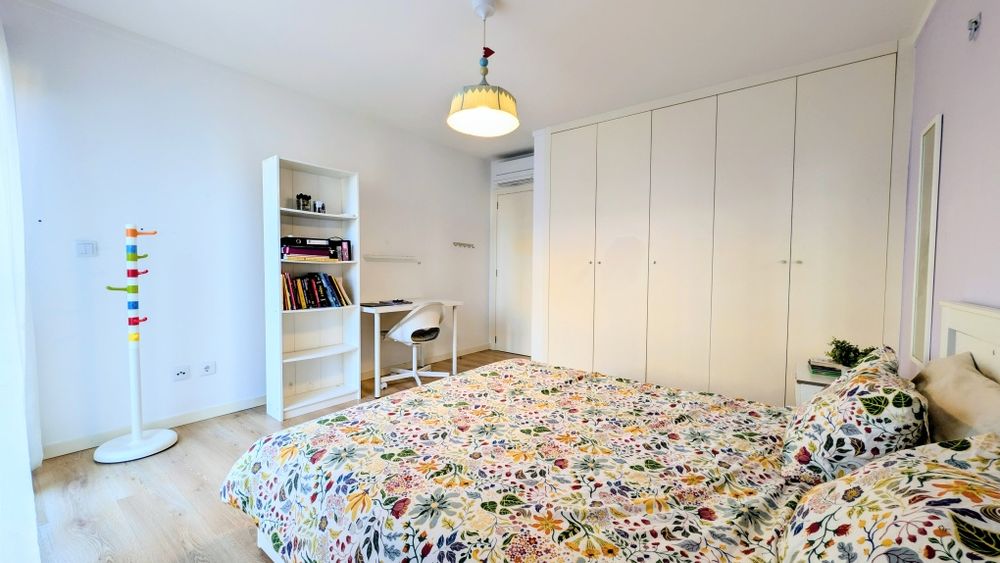 Excelente Apartamento Mobilado com Garagem e Arrecadação – A 800m da Praia e a 20 min de Lisboa!