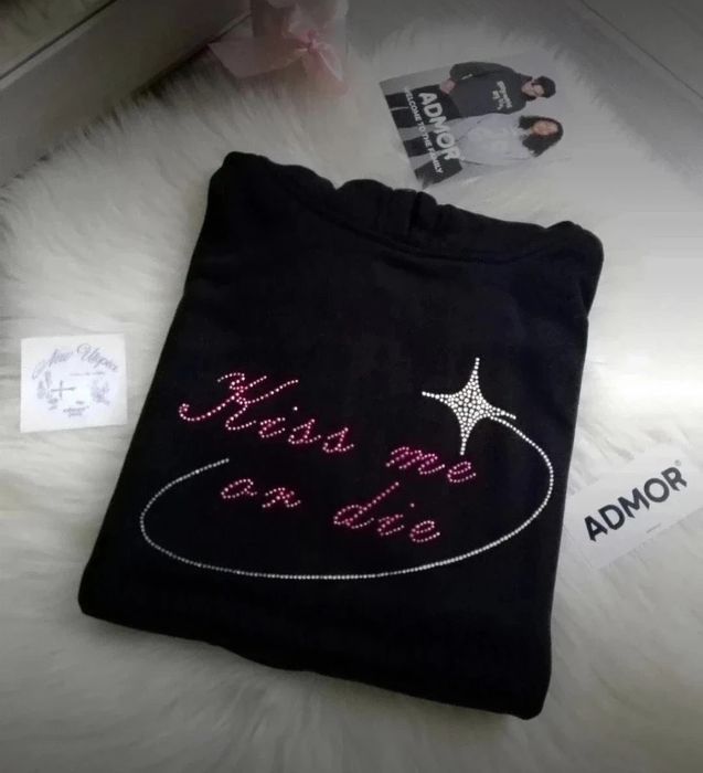NOWA Admor czarna bluza kangurka kiss cyrkonie rozm M