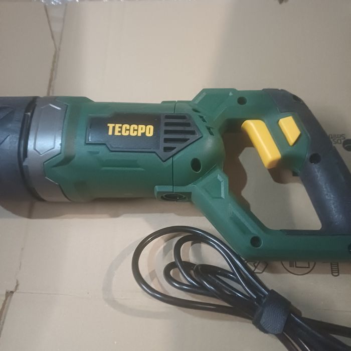 Професійна сабельна пилка TECCPO 1050 Вт, 2500 об/хв