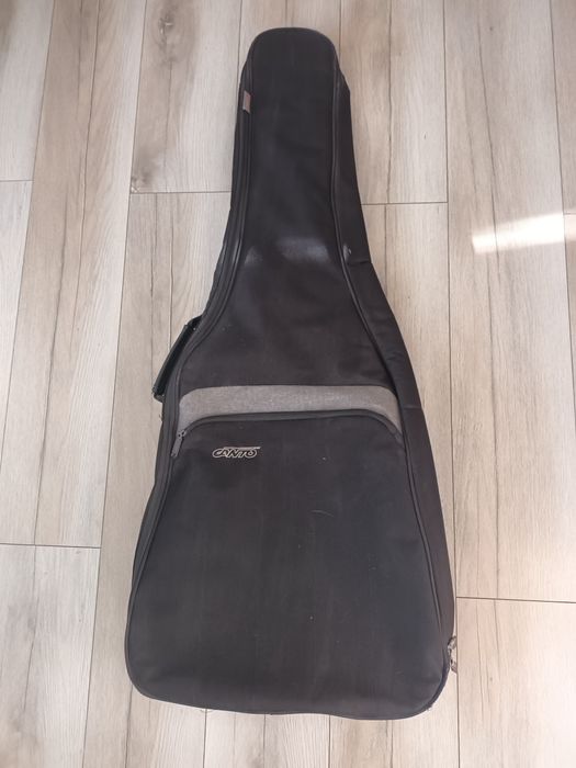 Pokrowiec na gitarę akustyczną.