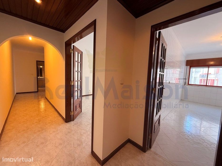 Vende-se Fantástico Apartamento c/ Parqueamento na Cavaleira