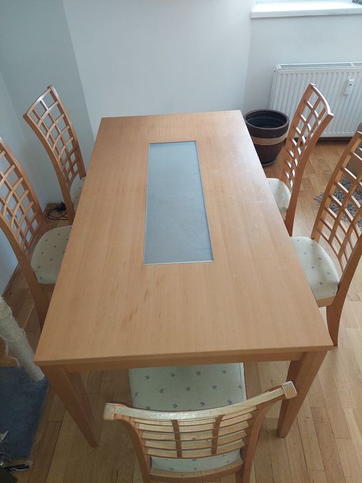 Prostokątny stół bez krzeseł