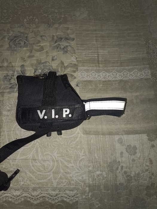 Шлейка для собак чи котів, амуніція  із написом "V.I.P.".