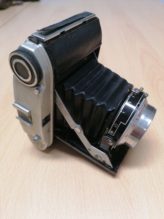 Máquina fotográfica analógica muito antiga 

Marca BALDA BALDI 29

Fab