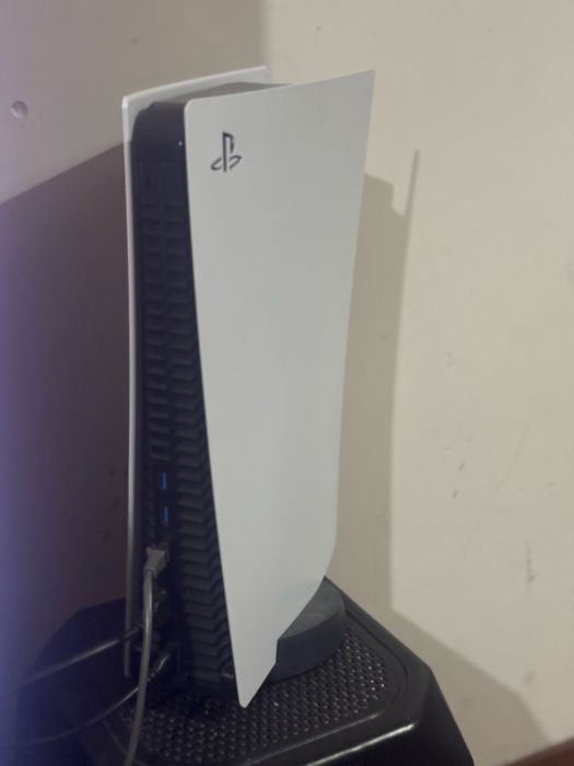 PS5 com dois comandos