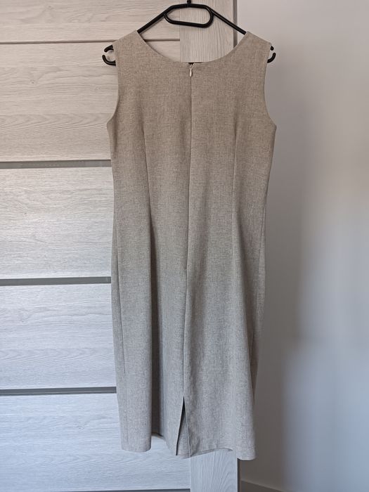 Elegancka klasyczna prosta beżowa sukienka