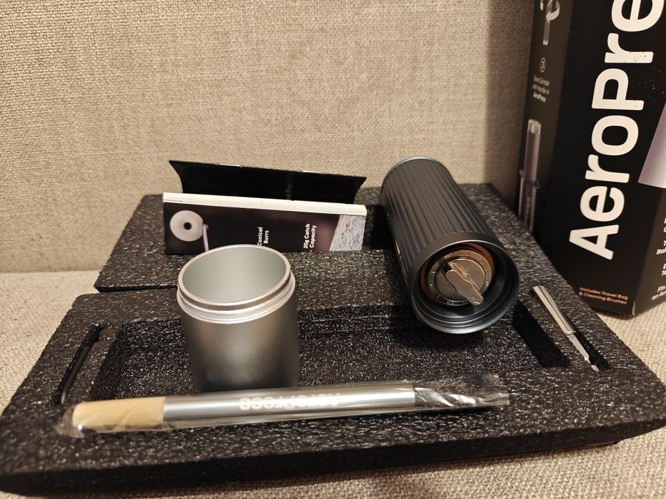 Nowy młynek ręczny do kawy AeroPress z aluminium i stali nierdzewnej