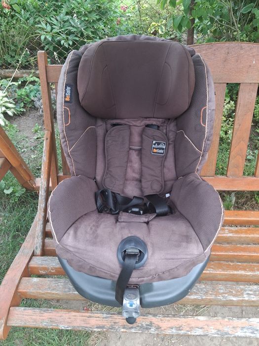 Це дитяче автокрісло BeSafe iZi Comfort X3 коричневого кольору