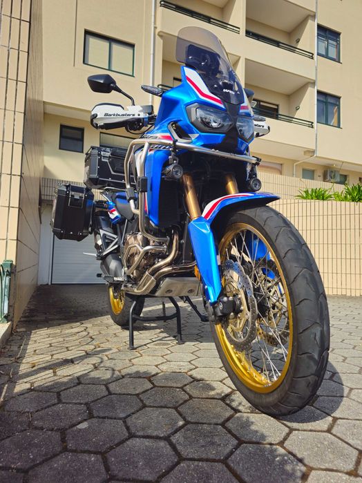 Vendo Honda Africa Twin Adventure Sports de 2019, com apenas 17.800 km, em excelente estado geral, muito estimada e pronta para qualquer aventura.