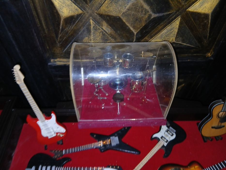 Colecao 20 Guitarra + 1 bateria em minitura