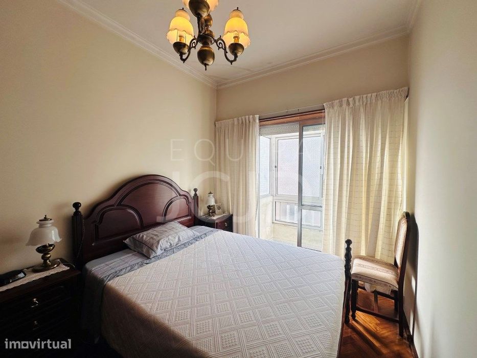 Apartamento T2 Renovado com Varanda e Elevador | Entrecampos, Lisboa