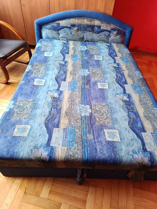 Łóżko/tapczan ze skrzynią na pościel.