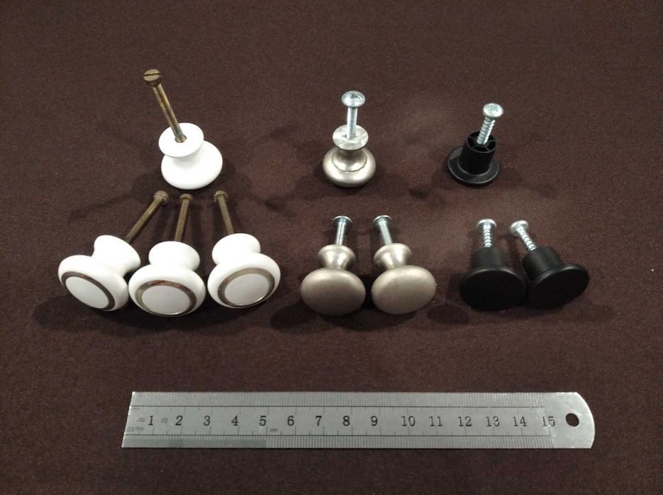 Diversos puxadores para móveis, em metal ou plástico, cores cinza, preto ou branco