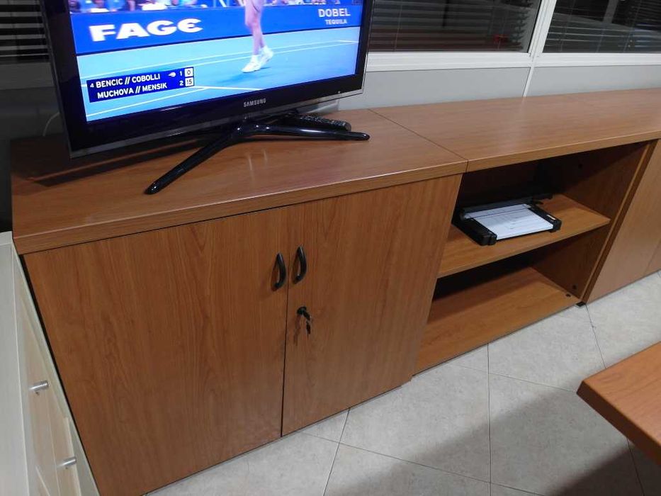Móvel inferior para escritório com portas e estado novo