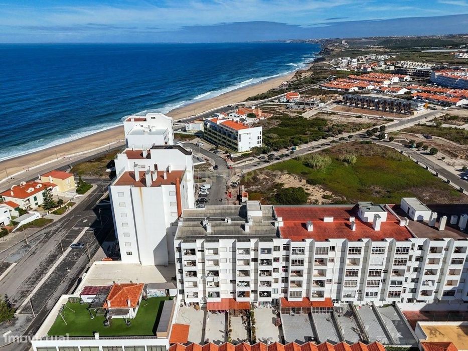 Apartamento T1+1 com terraço privado a 200 metros da praia – Pisão, Sa