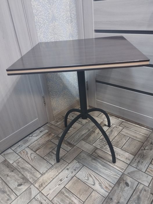 Великі столи, різні