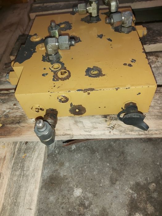 Rozdzielacz hydrauliczny ładowarka Cat 962 - części
