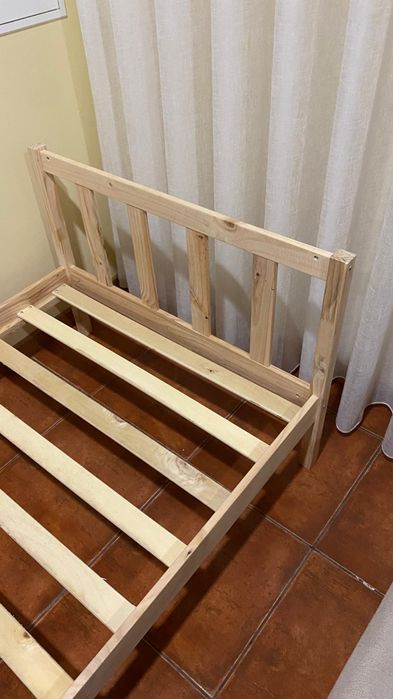 Estrutura de cama de solteiro com colchão