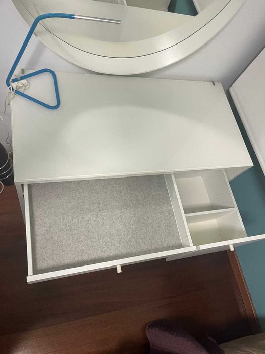 Toucador branco com gaveta forrada e tampo em vidro branco