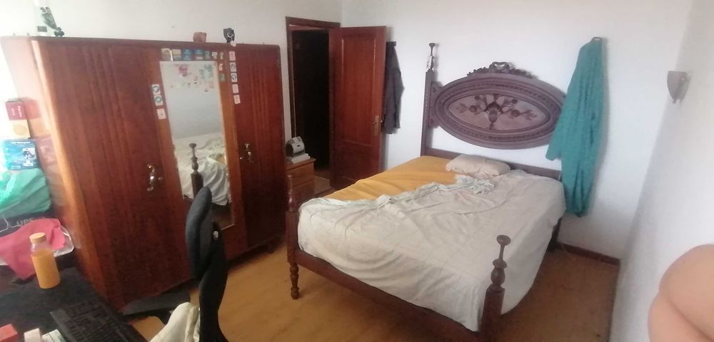 Pequena quinta, casa principal, um anexo e uma divisão externa extra.