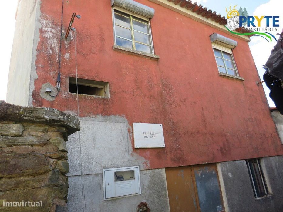 Moradia para recuperar situada a alguns minutos da Vila Sertã