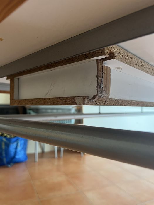 Mesa de madeira com tampo branco, estrutura e pernas metalicas
