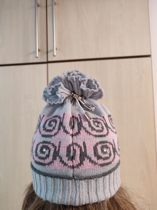 Симпатичная осенняя шапка для  девочки