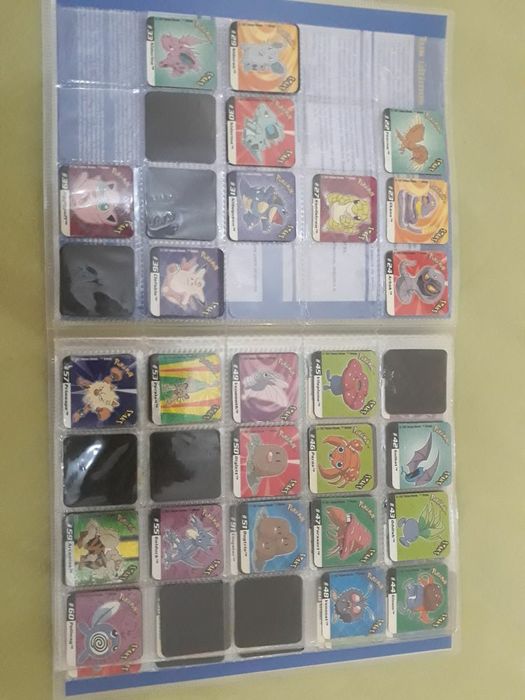 Caderneta com 118 Staks Pokémon