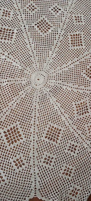 Toalha em crochet redonda (1,50 mt). Feita à mão. Nova.