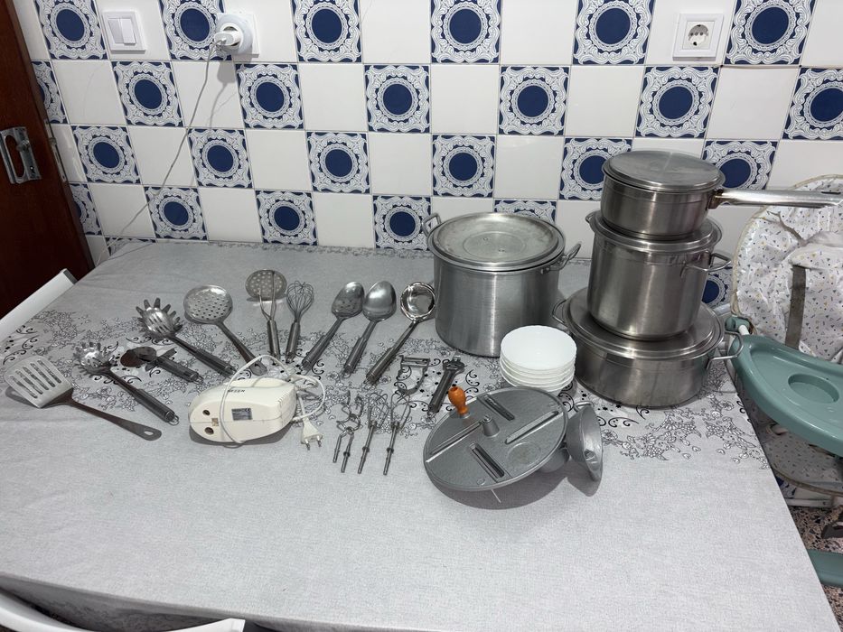 Lote de panelas e utensilios de cozinha