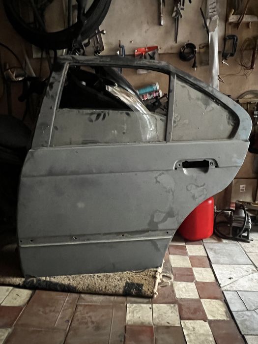 Зажняя дверь бмв е36