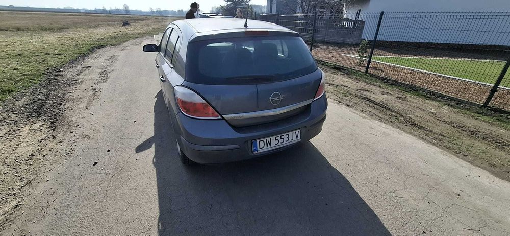 Opel Astra rocznik 2005 uszkodzony
