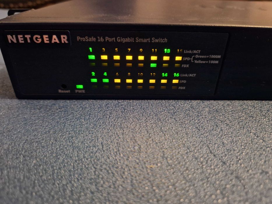 Switch de Rede Netgear GS716T