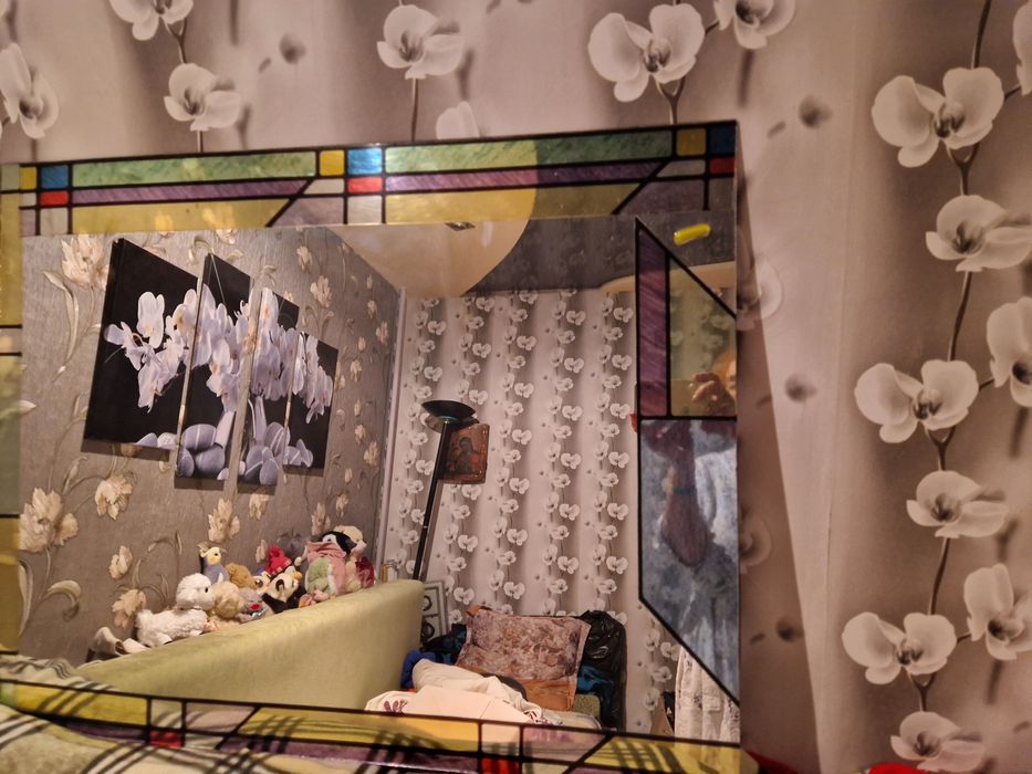 Продам зеркало с цветной оконтовкой