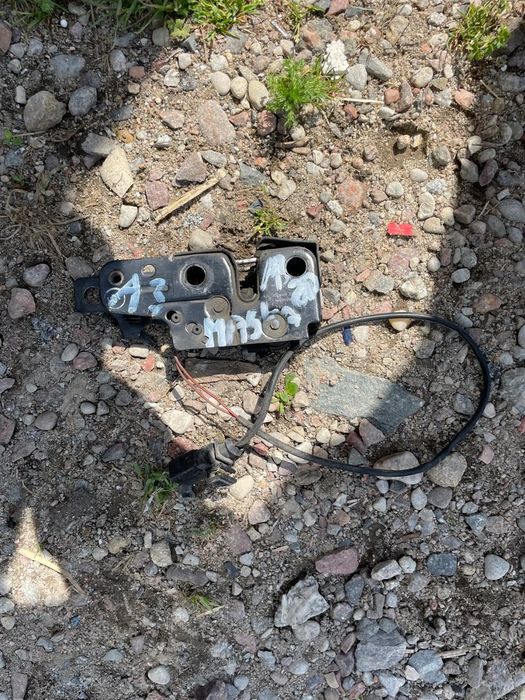 AUDI A3 S3 8P ZAMEK MASKI  POKRYWY PRZEDNIEJ / MASKI SILNIKA