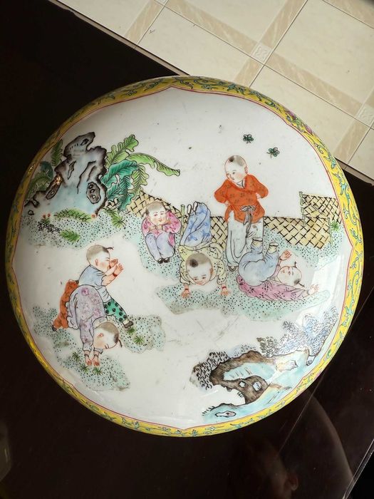 Caixa redonda em porcelana, decorada à mão no estilo Famille Rose