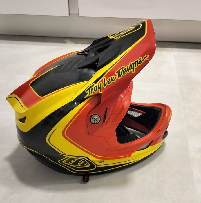 Capacete Troy lee designs D3 carbono