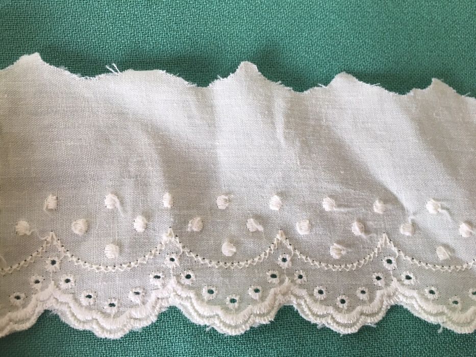 Renda de cor amarela clara com 6 cm de largura