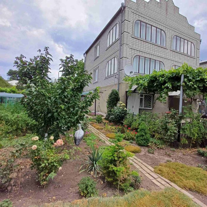 Продам будинок поруч з центром