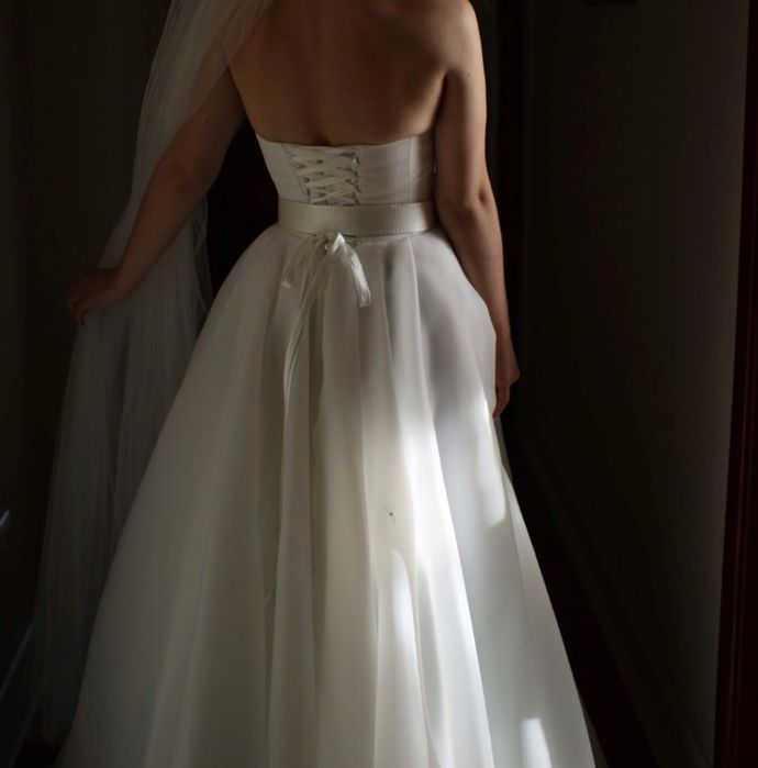 Весільна сукні зі шлейфом