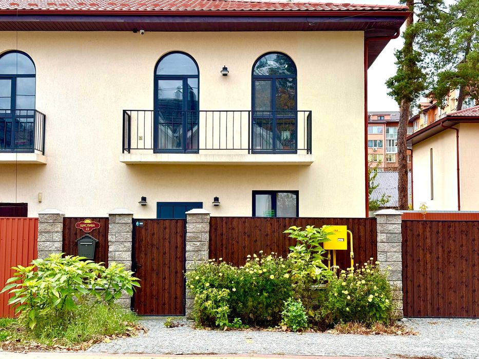 Таунхаус з частковим ремонтом в центрі. Поруч парк та озеро