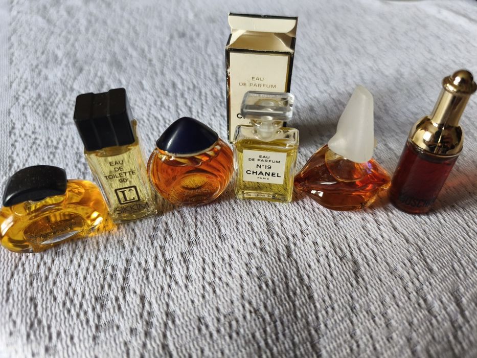 Zestaw sześciu miniaturowych perfum. Chanel, sikkim, boucheron, dali, anne klein moschino