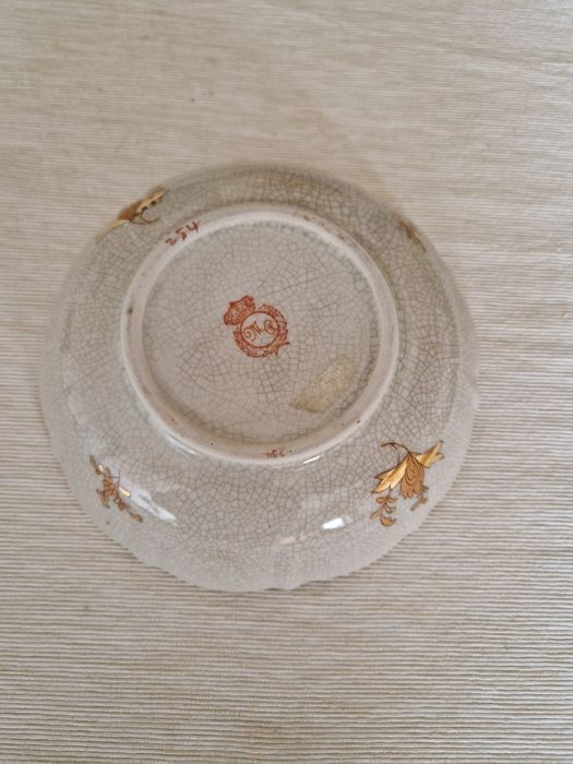 Prato decorativo. Com  brasão.