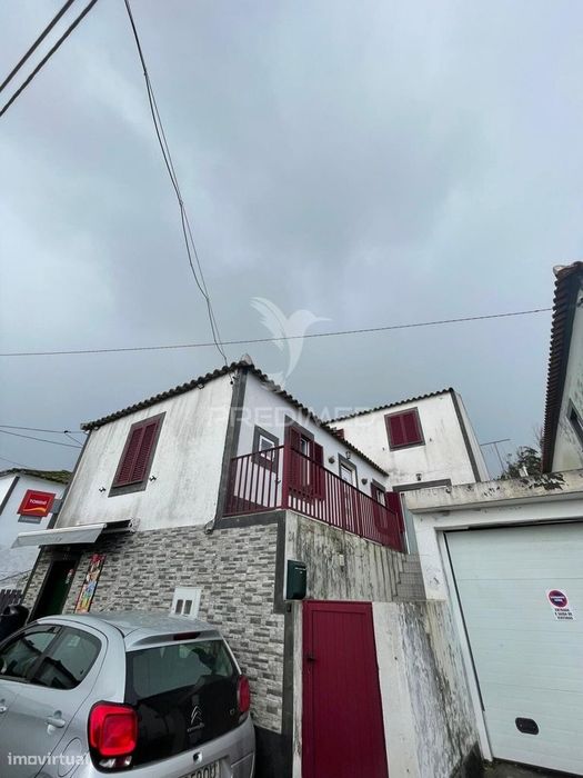 Moradia T4 Ampla + Loja no R/C — Dupla Oportunidade em São Bartolomeu