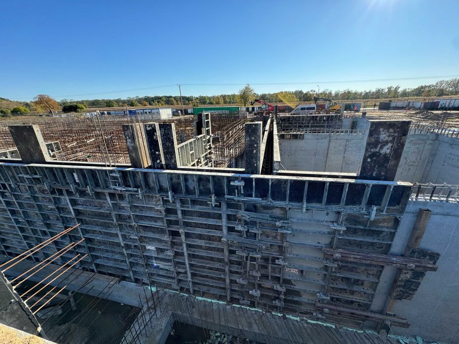 Wynajem sprzedaż szalunków rusztowań podnośników kontenerów ogrodzeń