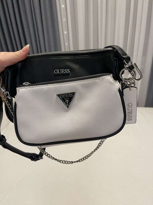 Дві сумочки в комплекті,чорна більша, біла менша в дуже гарному стані)